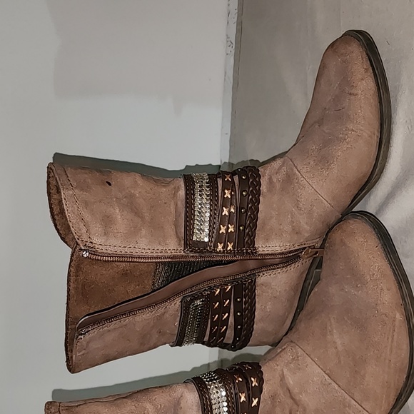 Womens brown booties. SUGAR Size 9 - Picture 3 of 11